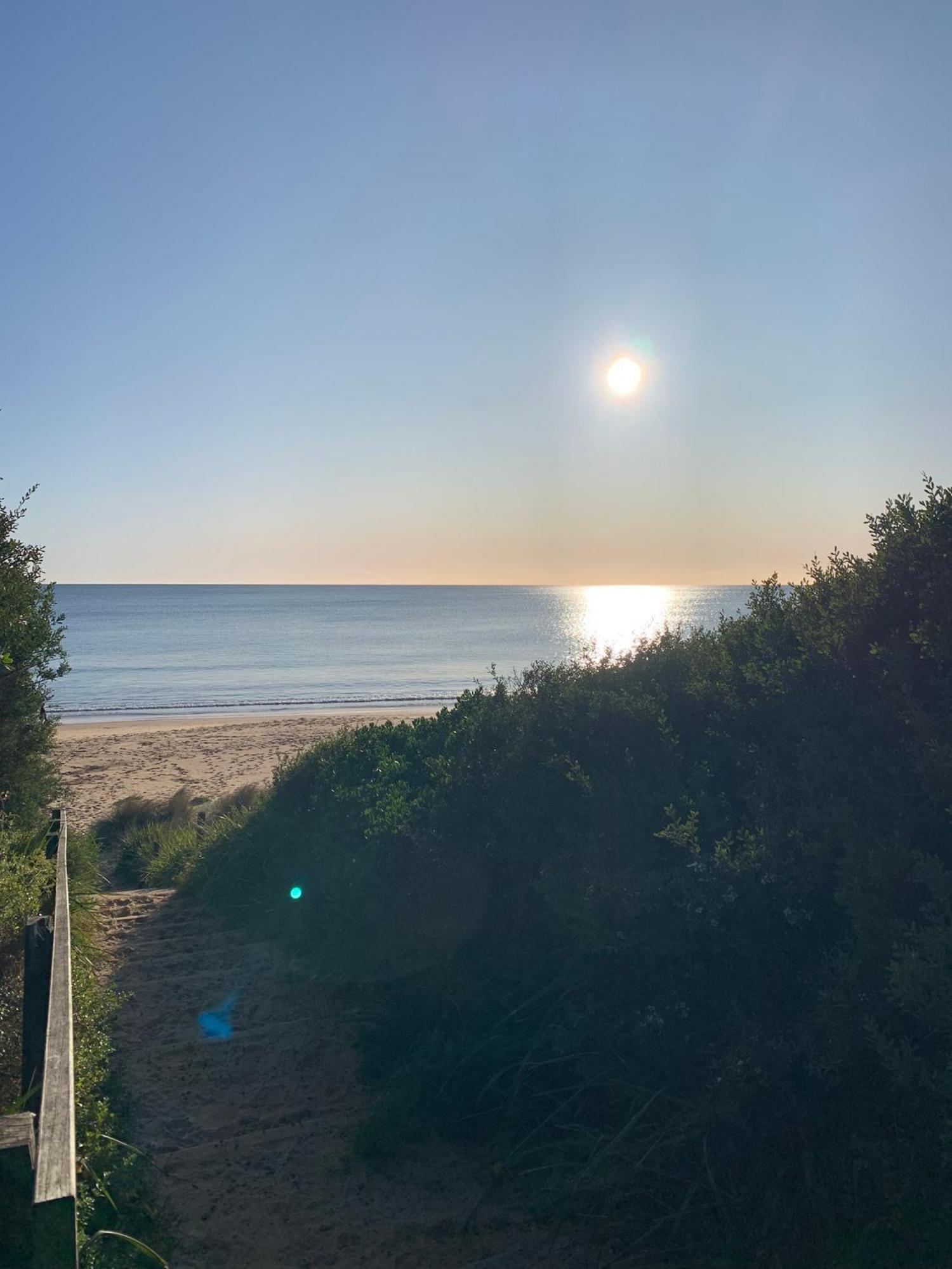 By The Sea, קולבורה ביץ' מראה חיצוני תמונה