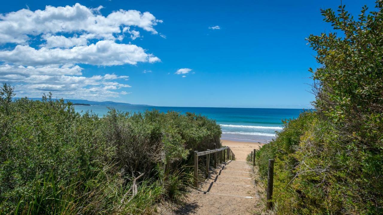 By The Sea, קולבורה ביץ' מראה חיצוני תמונה